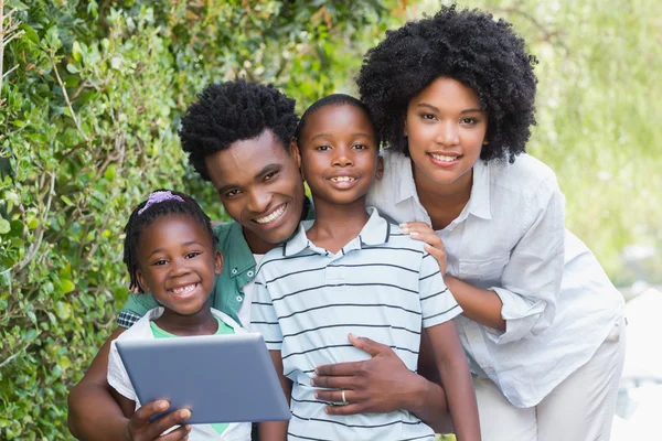 Famiglia felice guardando tablet pc — Foto Stock