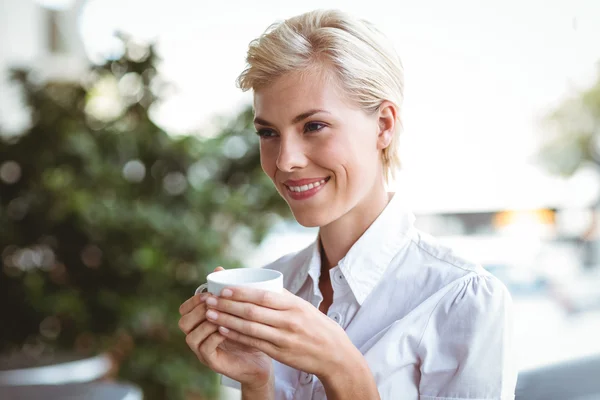 Bonita rubia tomando una taza de café — Foto de Stock