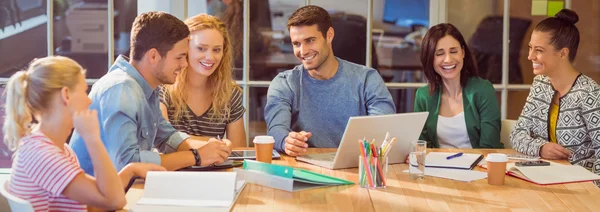 Gruppe junger Kollegen mit Laptop — Stockfoto