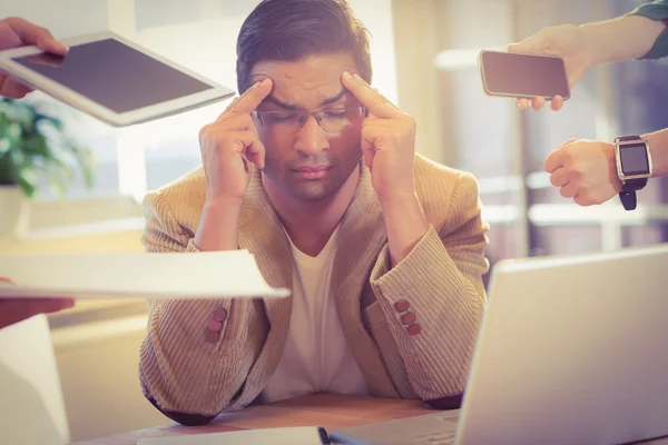 Man omringende door werk — Stockfoto