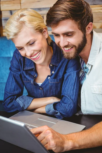 Pareja en la fecha viendo fotos en el ordenador portátil —  Fotos de Stock