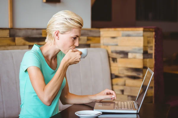 Bonita rubia bebiendo taza de café — Foto de Stock