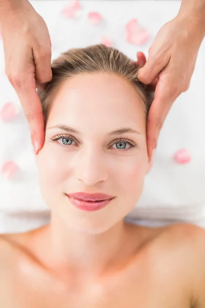 Bastante rubia recibiendo masaje en la cabeza —  Fotos de Stock