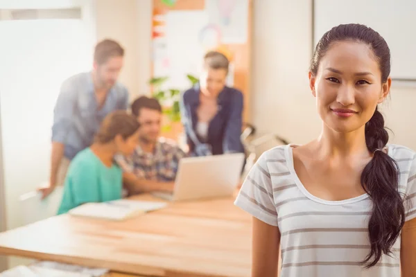 Junge Geschäftsfrau lächelt in die Kamera — Stockfoto