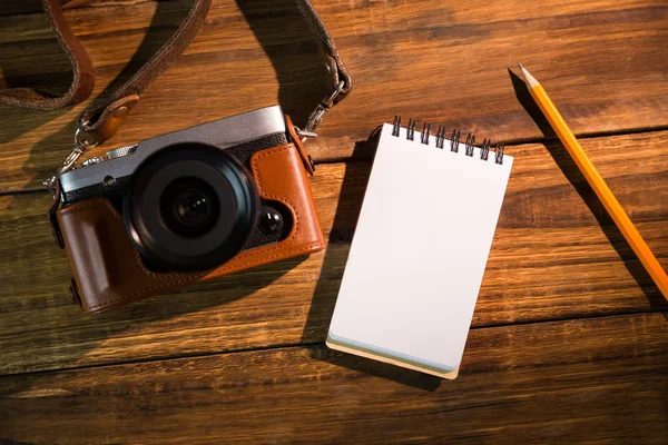 Caméra à côté du bloc-notes et du stylo — Photo