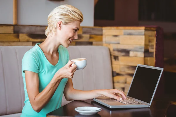 Hübsche Blondine hält Tasse Kaffee — Stockfoto