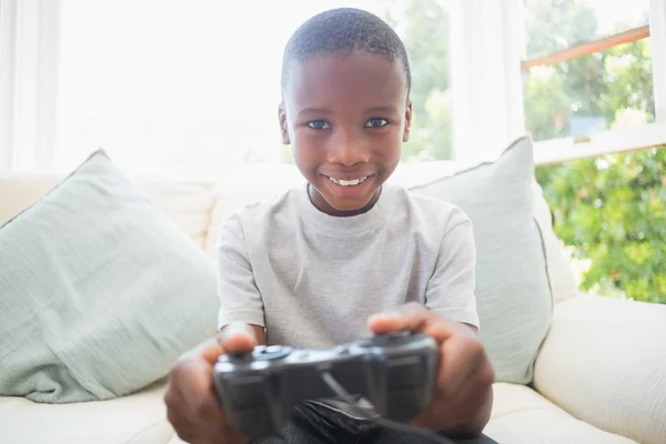 Liten pojke som spelar dataspel — Stockfoto