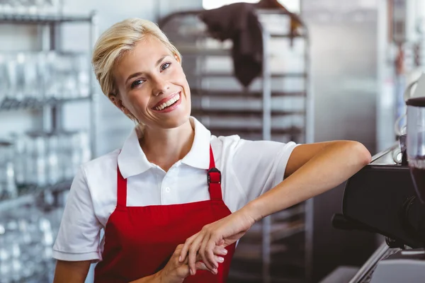 Bastante barista sonriendo a la cámara —  Fotos de Stock