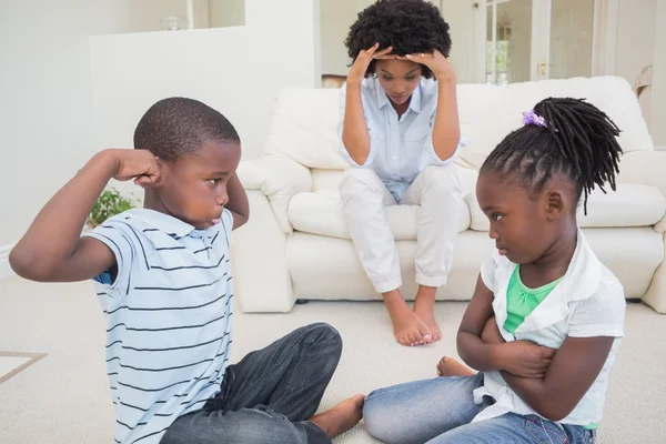 Frustrated mother watching children fight — Stock Photo, Image