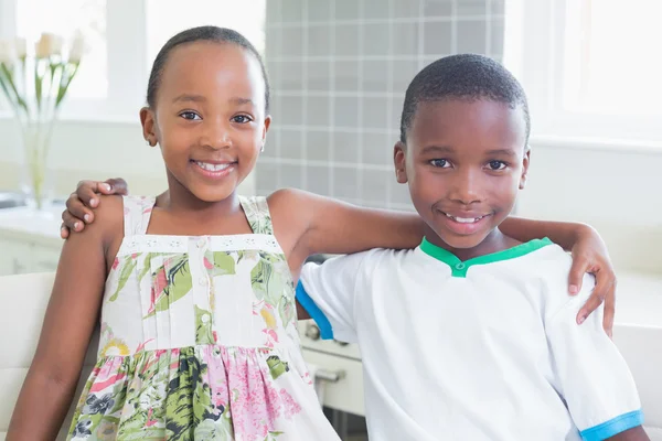 Heureux frères et sœurs souriant à la caméra — Photo