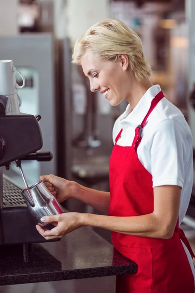 Vackra barista med kaffemaskinen — Stockfoto