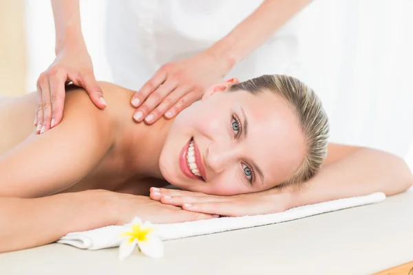 Loira desfrutando de uma massagem — Fotografia de Stock