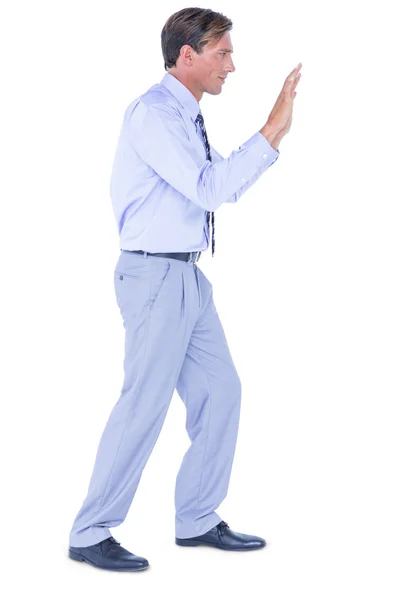 Affärsman promenader medan gester med händerna — Stockfoto