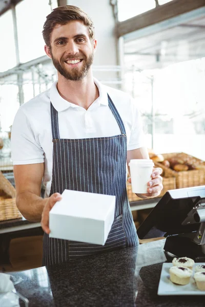 Operaio sorridente prepara gli ordini — Foto Stock