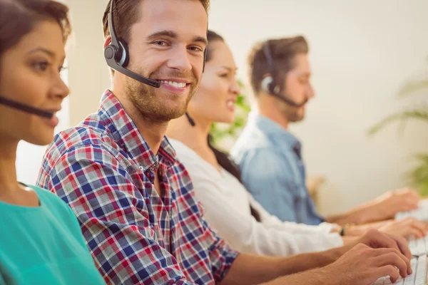 Empresário sorridente trabalhando em um call center — Fotografia de Stock