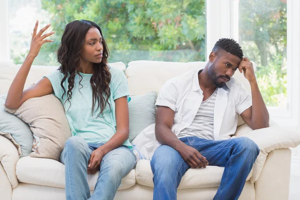 Pareja discutiendo en el sofá — Foto de Stock