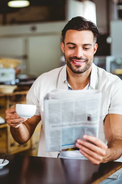 Man har kopp kaffe, läsa tidningen — Stockfoto