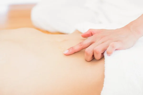 Loira desfrutando de uma massagem sorrindo — Fotografia de Stock