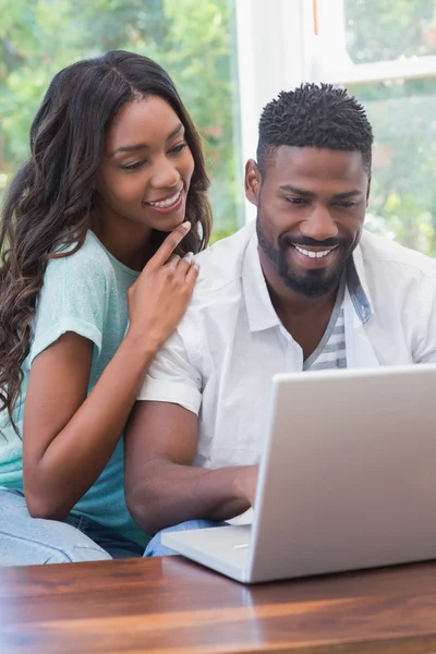 Paar auf der Couch mit Laptop — Stockfoto