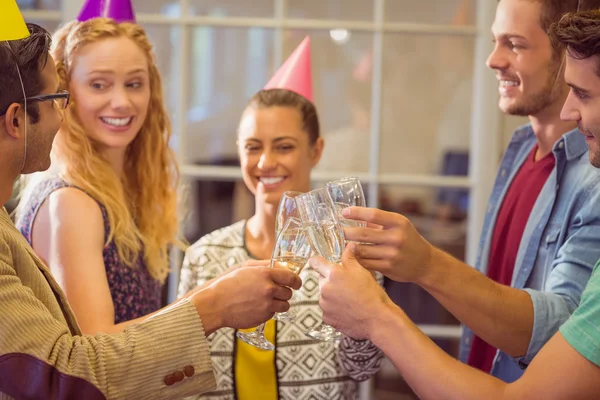 Mensen uit het bedrijfsleven een verjaardag vieren — Stockfoto