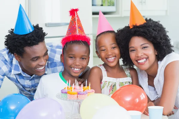 幸せな家族の誕生日を一緒に祝って — ストック写真