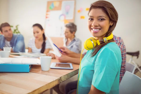 Mujer de negocios bastante casual con auriculares amarillos — Foto de Stock