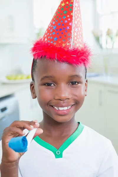 Ragazzo felice che festeggia un compleanno — Foto Stock