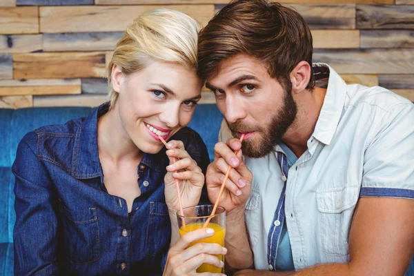 Casal na data compartilhando um copo de suco — Fotografia de Stock