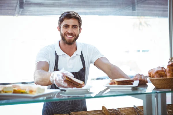 Servidor feliz mostrando sándwich — Foto de Stock