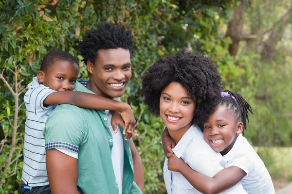 Glückliche Familie, die zusammen Spaß hat — Stockfoto