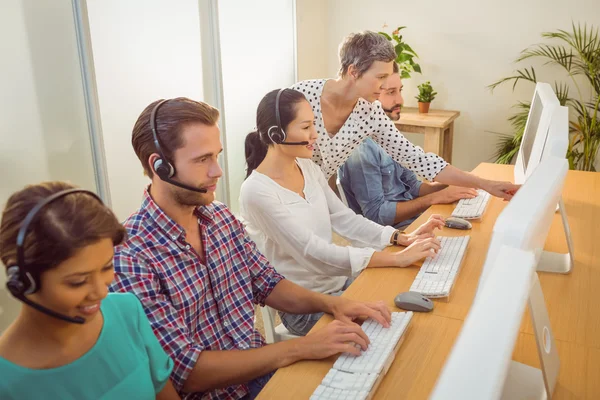 Manager assistendo il personale del call center — Foto Stock