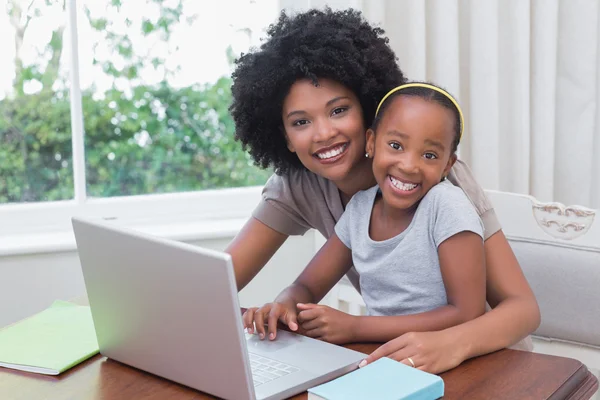 Gelukkig moeder en dochter met behulp van de laptop — Stockfoto