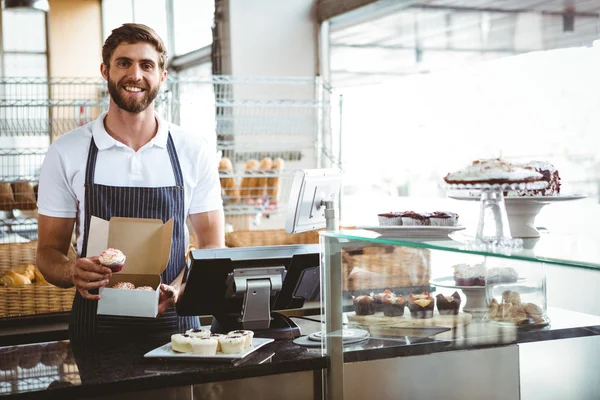 Trabajador sonriente prepara órdenes — Foto de Stock