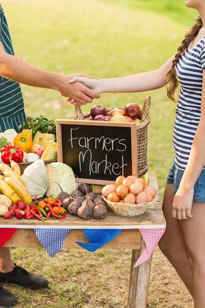 Agricultor apertando a mão de seus clientes — Fotografia de Stock