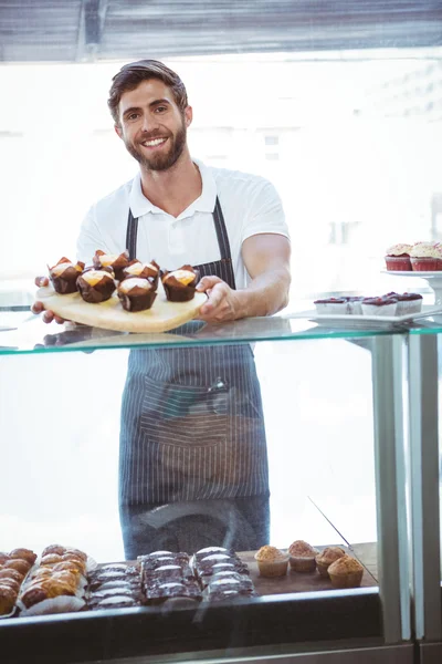 Lächelnder Arbeiter posiert hinter dem Tresen — Stockfoto