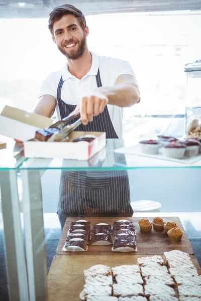 Lachende werknemers bereidt orders — Stockfoto