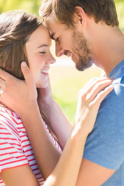 Coupé sorridente a vicenda nel parco — Foto Stock