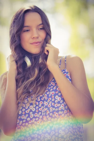 Morena bonita com fones de ouvido — Fotografia de Stock