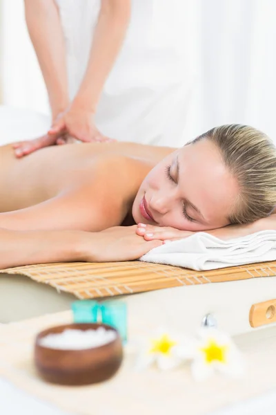 Loira desfrutando de uma massagem — Fotografia de Stock