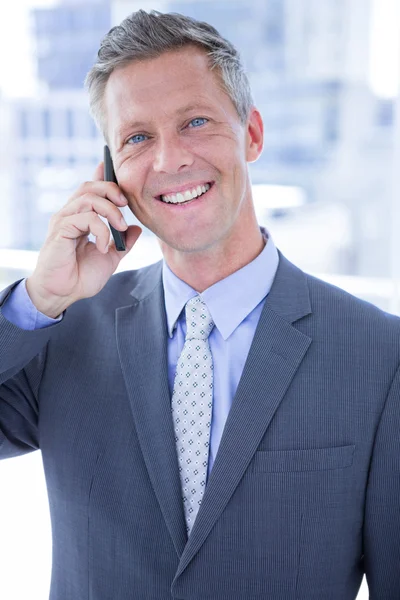 Бізнесмен має телефонний дзвінок — стокове фото