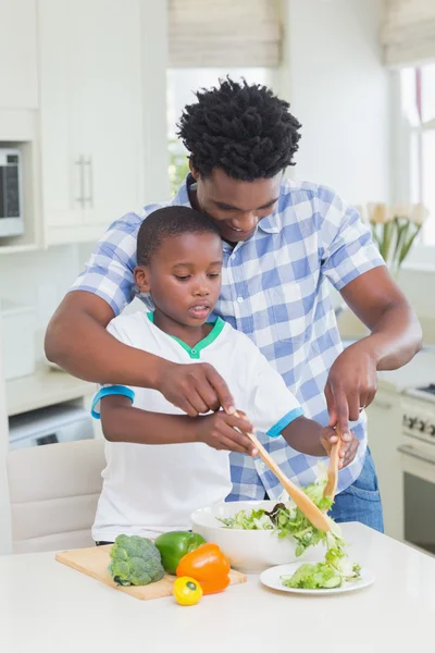 Pai feliz e filho preparando legumes — Fotografia de Stock