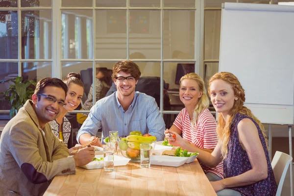 Affärsmän med lunch — Stockfoto