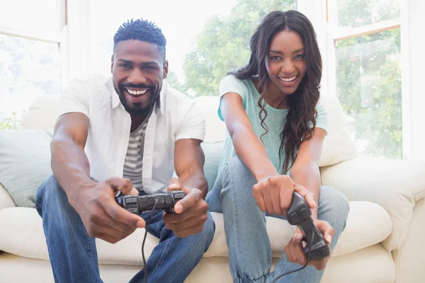 Par på soffan spelar TV-spel — Stockfoto