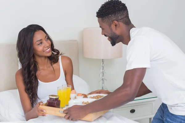 Casal relaxado tomando café da manhã na cama juntos — Fotografia de Stock