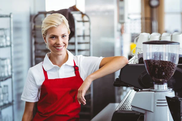 Mooie barista glimlachen naar de camera — Stockfoto