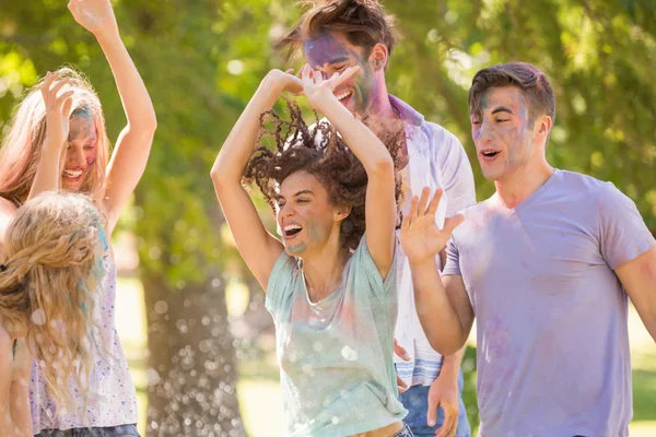 Junge Freunde haben Spaß mit Puderfarbe — Stockfoto