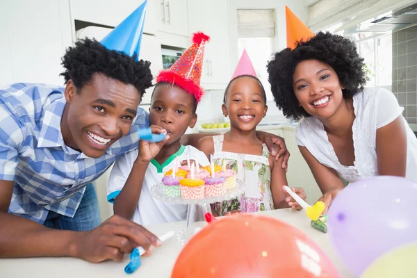 Lycklig familj firar födelsedag tillsammans — Stockfoto