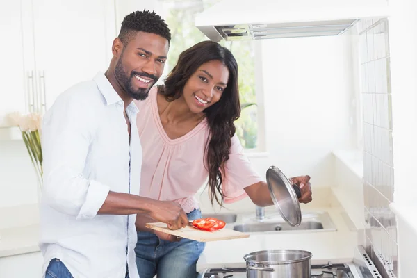 Casal feliz cozinhar alimentos juntos — Fotografia de Stock
