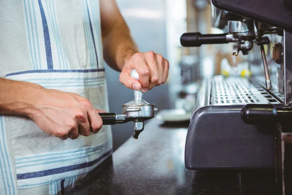 Travailleur heureux faisant du café — Photo