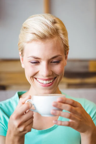 Bonita rubia sosteniendo una taza de café —  Fotos de Stock